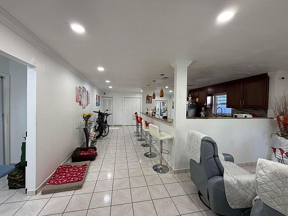 4th image of 814 Colonial Road