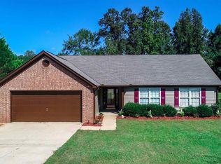 4 Lexington Dr, Grantville, GA 30220