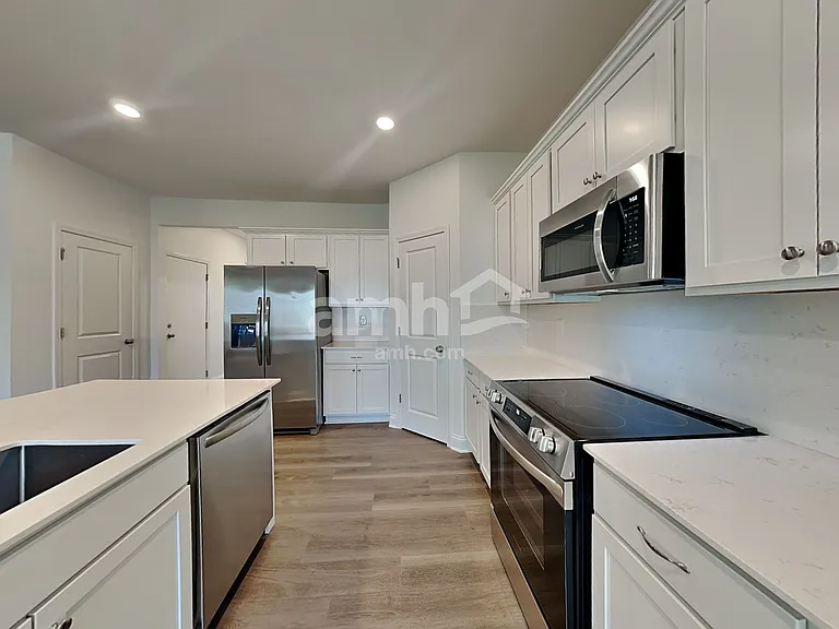 319 Pine Hill Ct — Photo 3