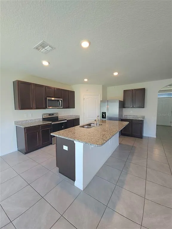 5 bed, 3.0 bath, 2696 sqft, $2,650 — Photo 3