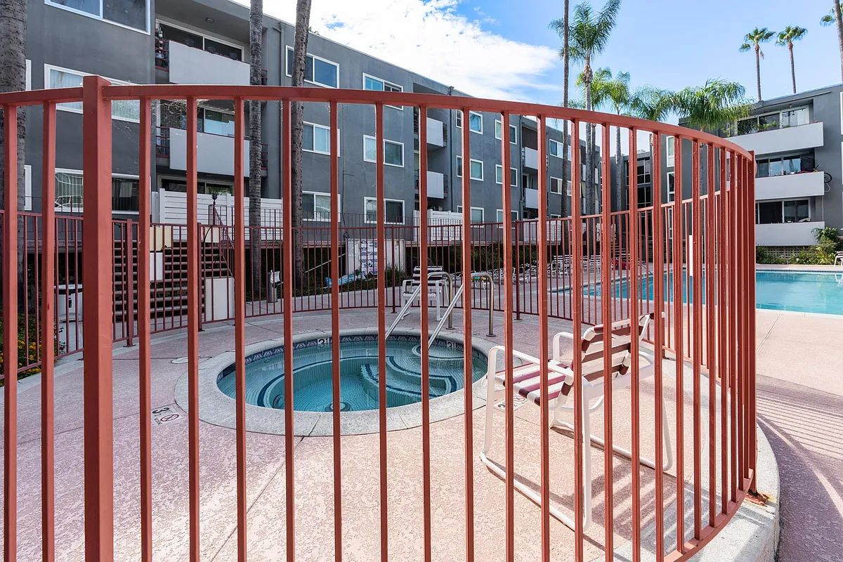 Building Photo - 4915 Tyrone Ave #215