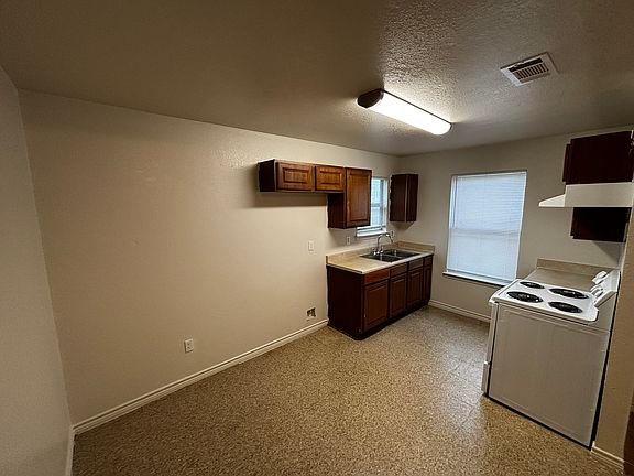 4th image of 914 E Avenue A #A