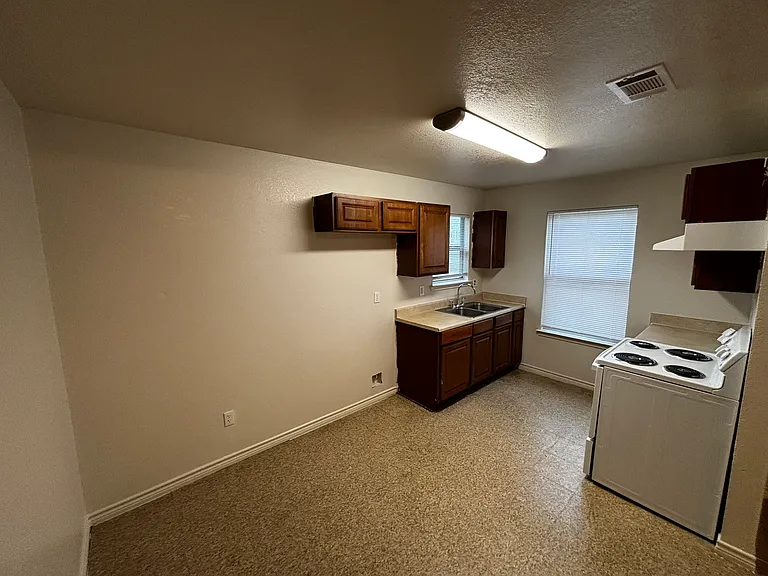 914 E Avenue A #A — Photo 4