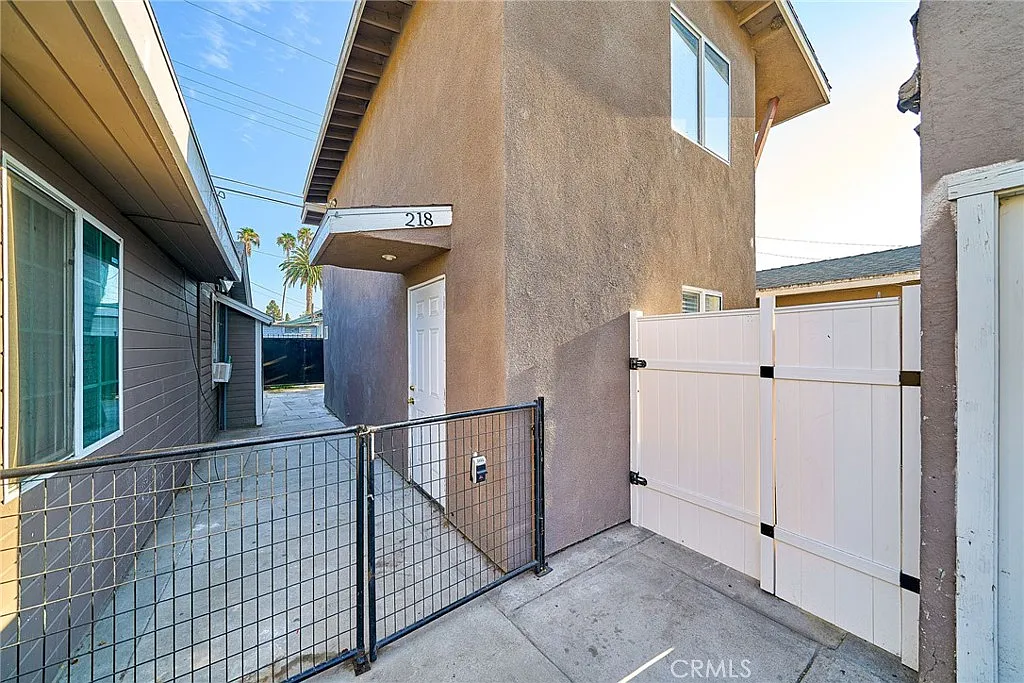 3 bed, 900 sqft, $2,680 — Photo 3