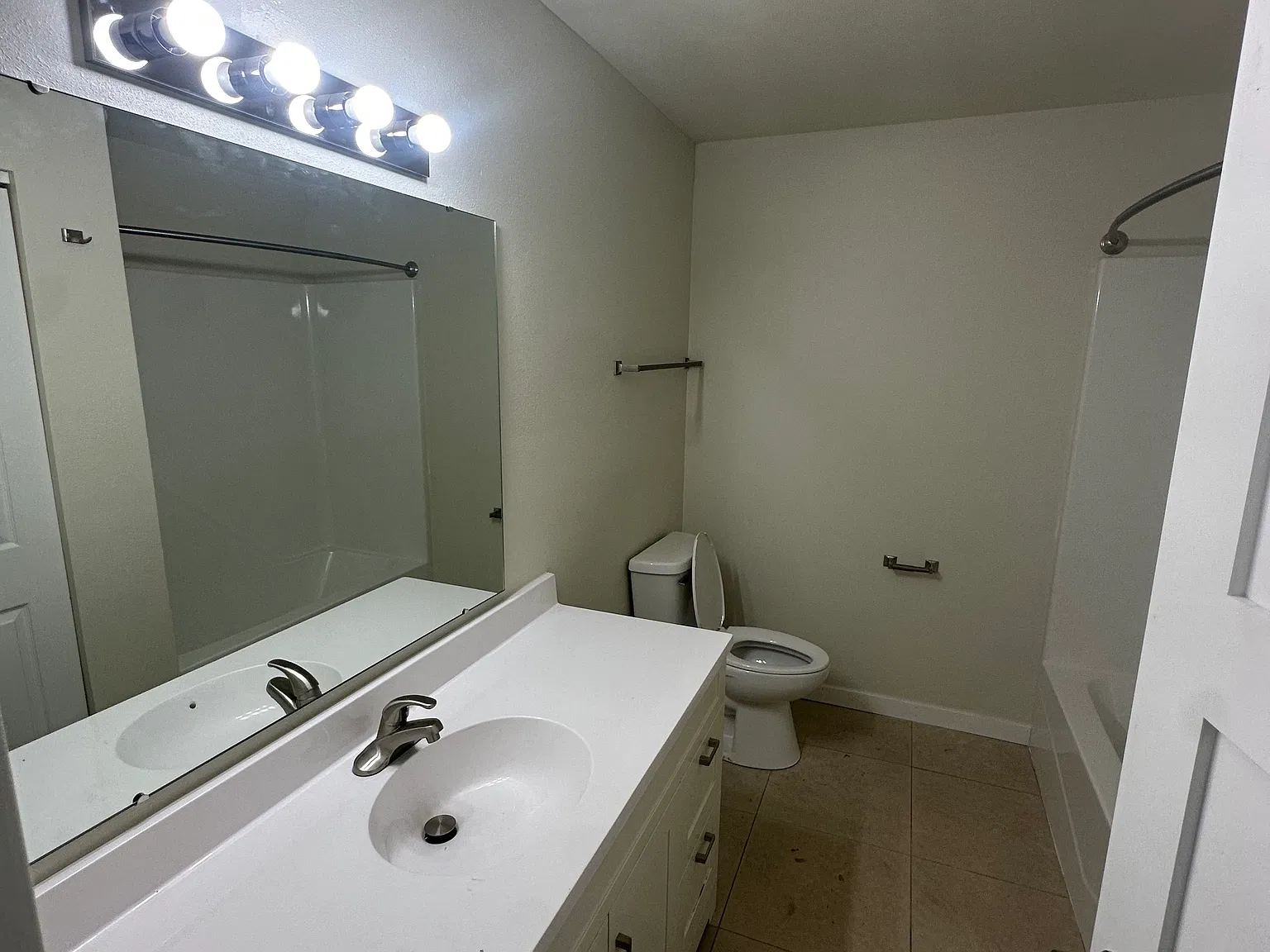 3 bed, 2300 sqft, $2,700 — Photo 4