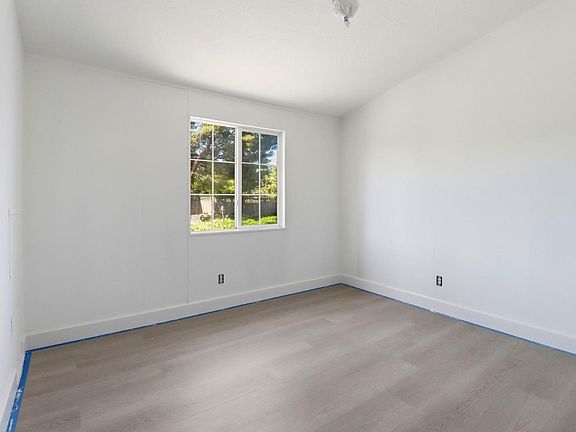 4th image of 2052 Gold St #101