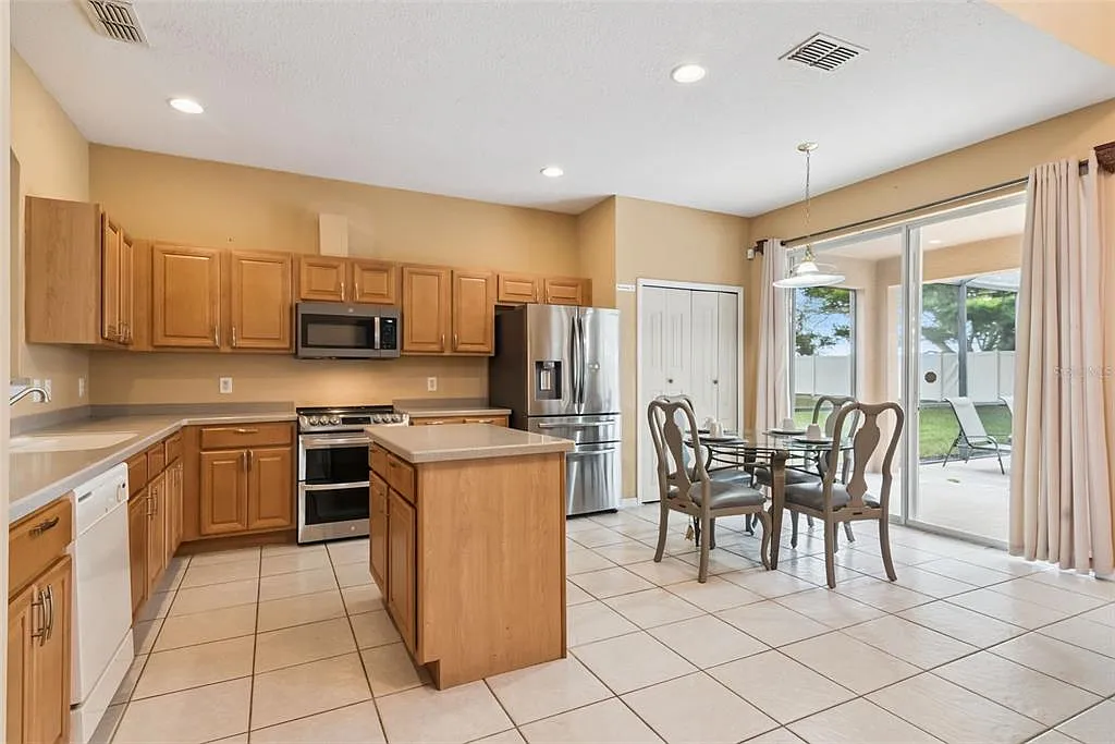 6 bed, 5.5 bath, 2771 sqft, $4,100 — Photo 4