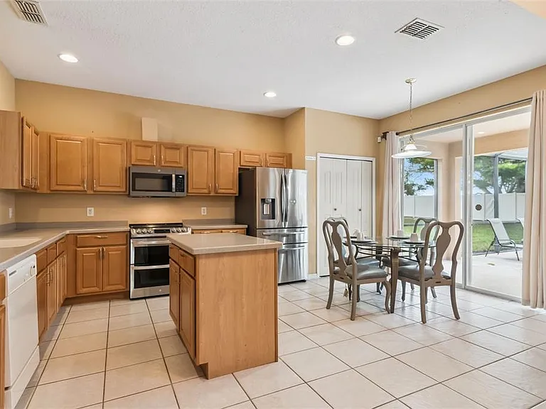 1162 Solana Cir — Photo 4