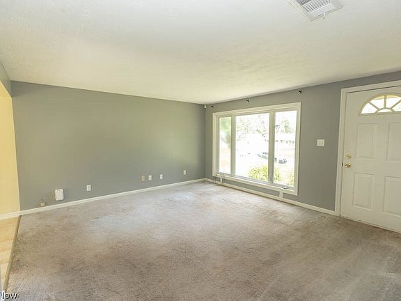 5th image of 9882 Crestwood Dr