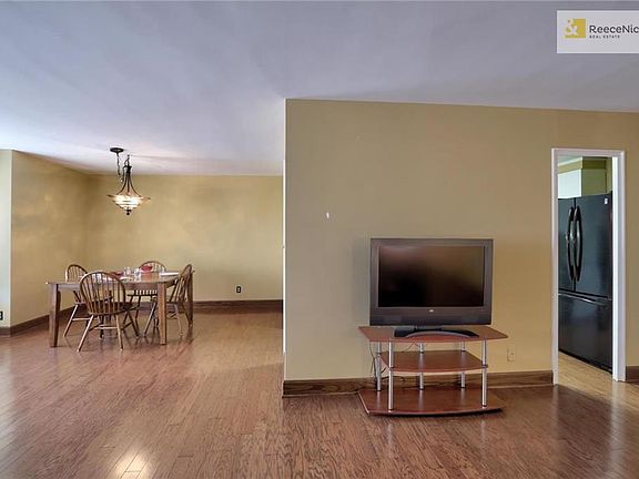 4th image of 221 W 48th St APT 701