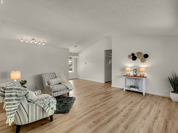 4th image of 809 SE 119th Ave