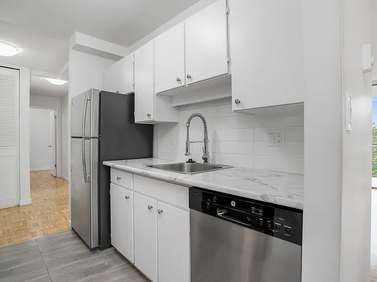 935 Marine Dr — Photo 32