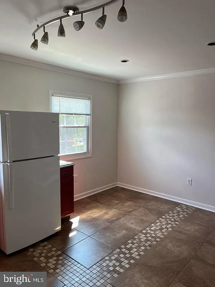 3 bed, 2.0 bath, 1811 sqft, $2,500 — Photo 4