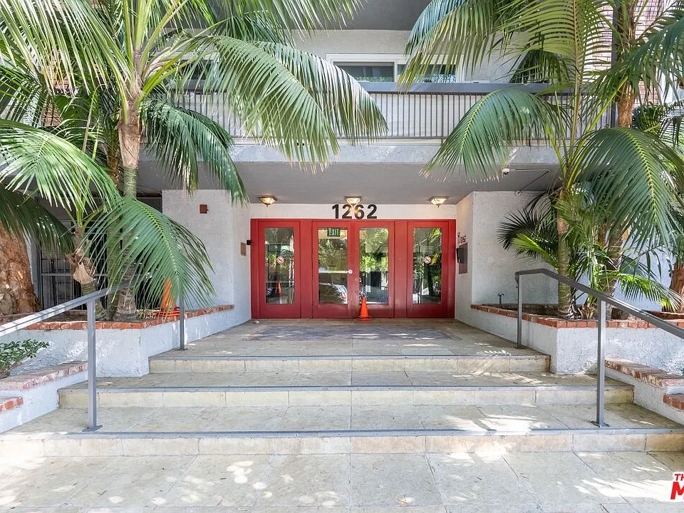 1262 S Barrington Ave #204