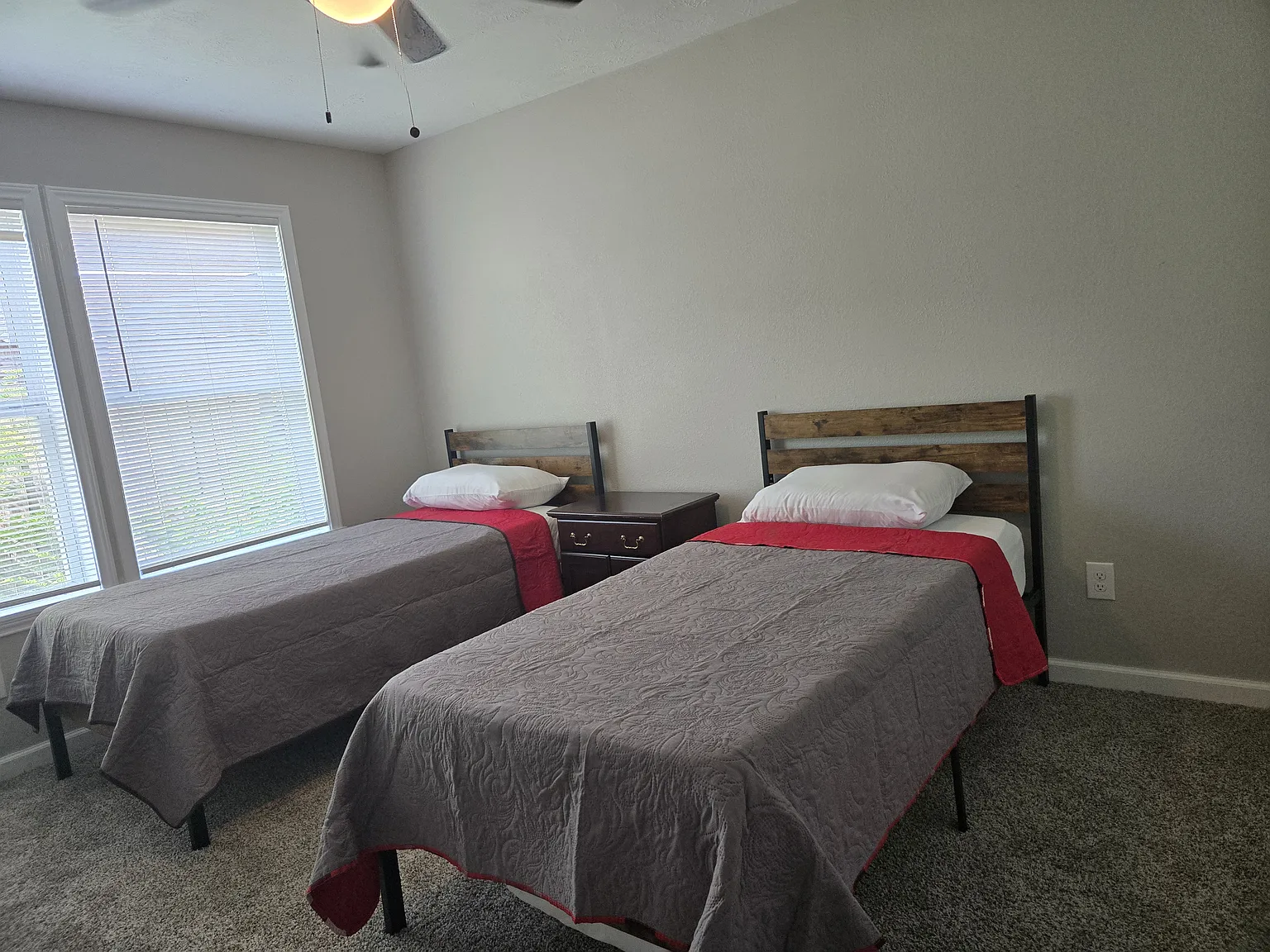 3 bed, 1600 sqft, $1,000 — Photo 2