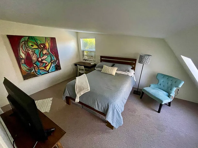 Guesthouse bedroom - quiet, private, spacious, 1/2 barnhouse design