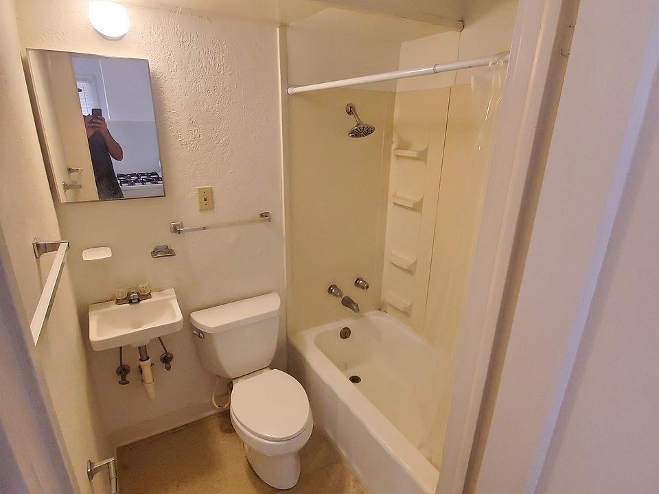 Full bath with a shower/tub combo great water pressure!