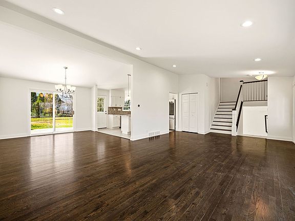 5th image of 215 Hibbard Rd