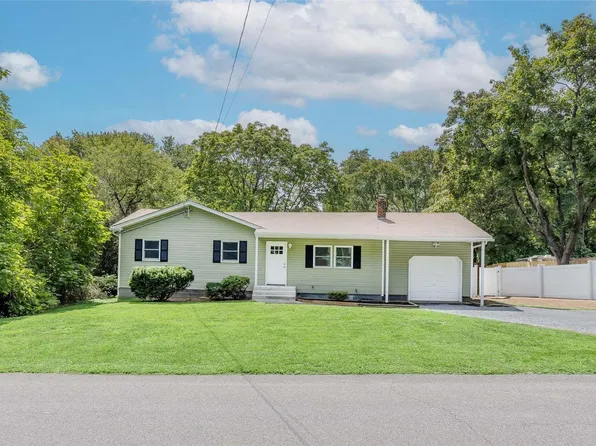 366 W Woodside Avenue, Patchogue, NY 11772