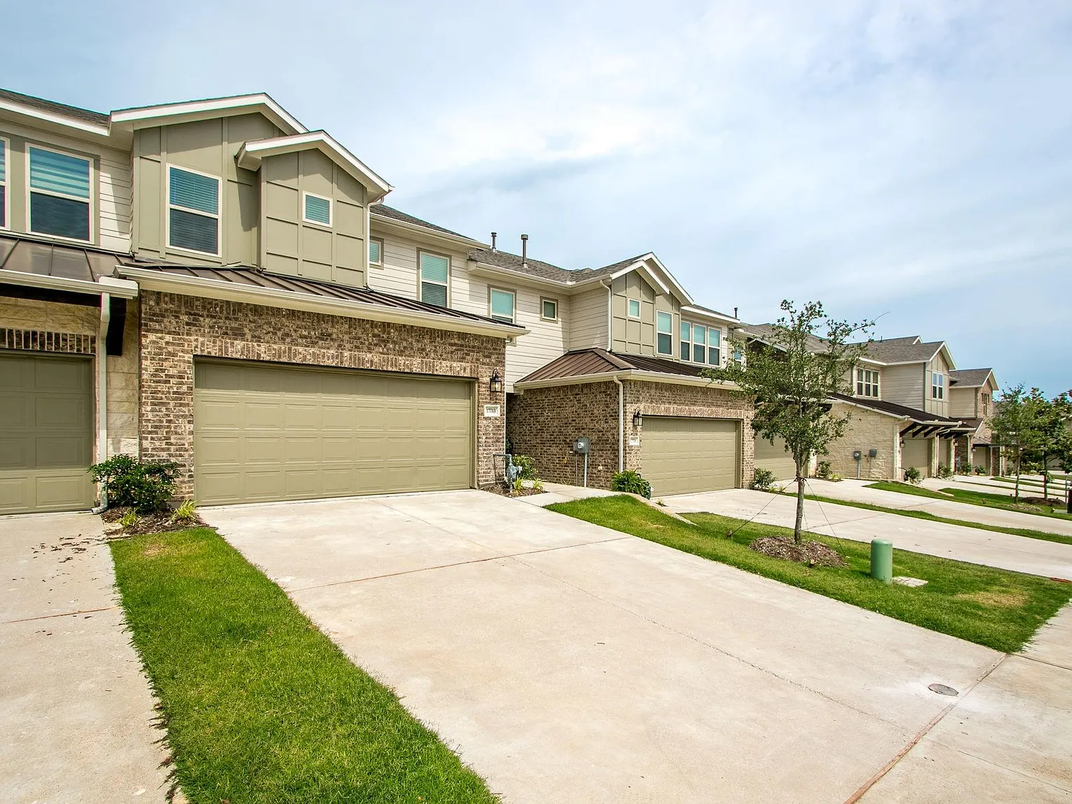 3 bed, 2.5 bath, 1941 sqft, $2,890 — Photo 2