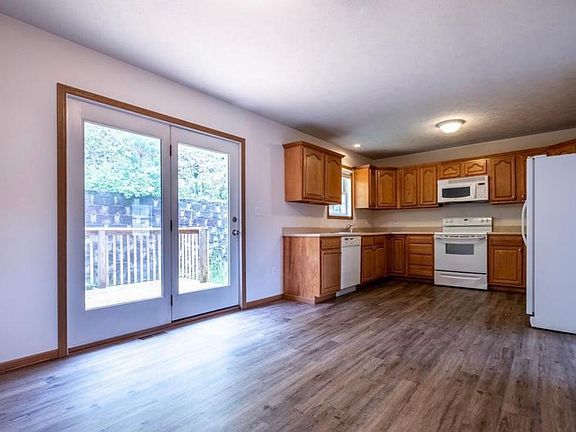 4th image of 842 Tremont St