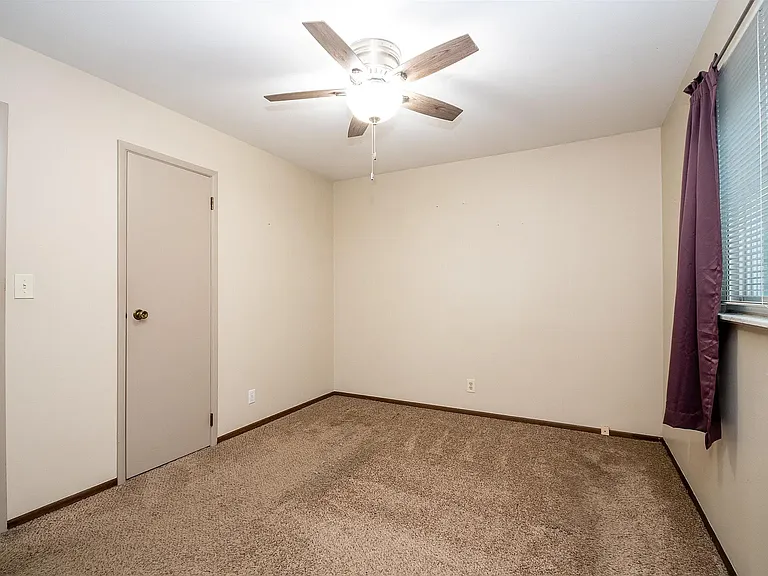2405 W Carriage Ln — Photo 15
