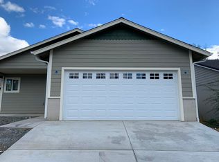 207 Cedar Brook Ln, Cave Junction, OR 97523