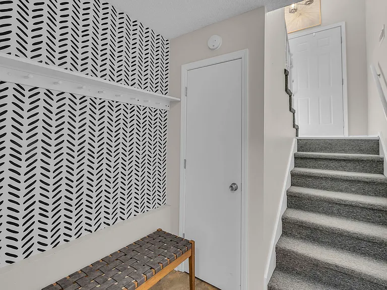 1409 Lawrence Ave — Photo 18