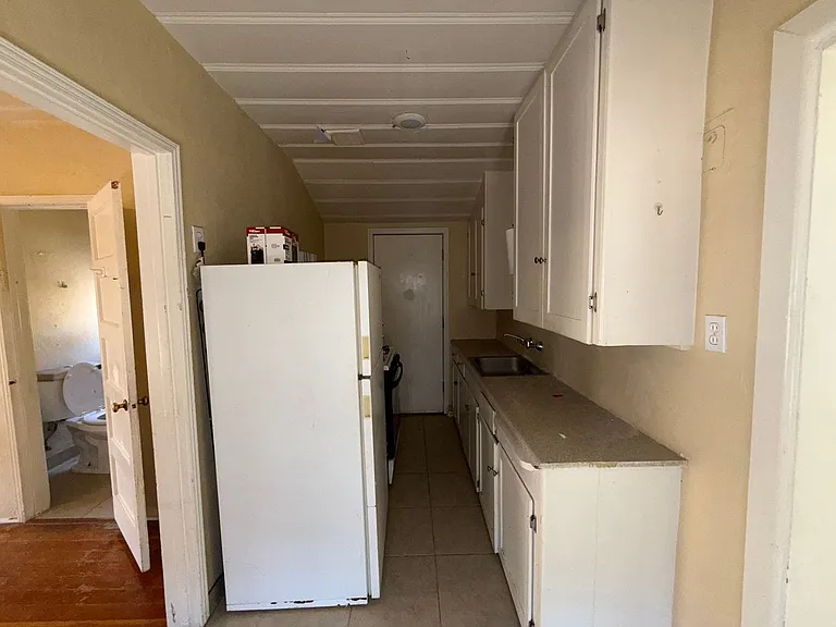 1141 E Adams St — Photo 7