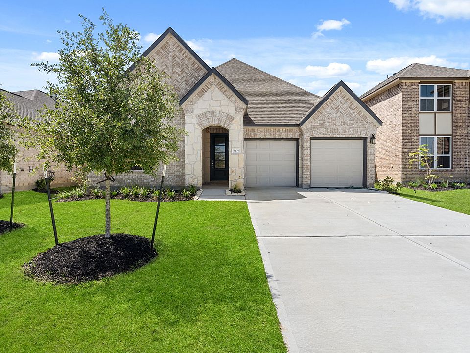 Welcome home to 3537 Cherrybark Gable Lane located in Meadows at Imperial Oaks and zoned to Conroe I