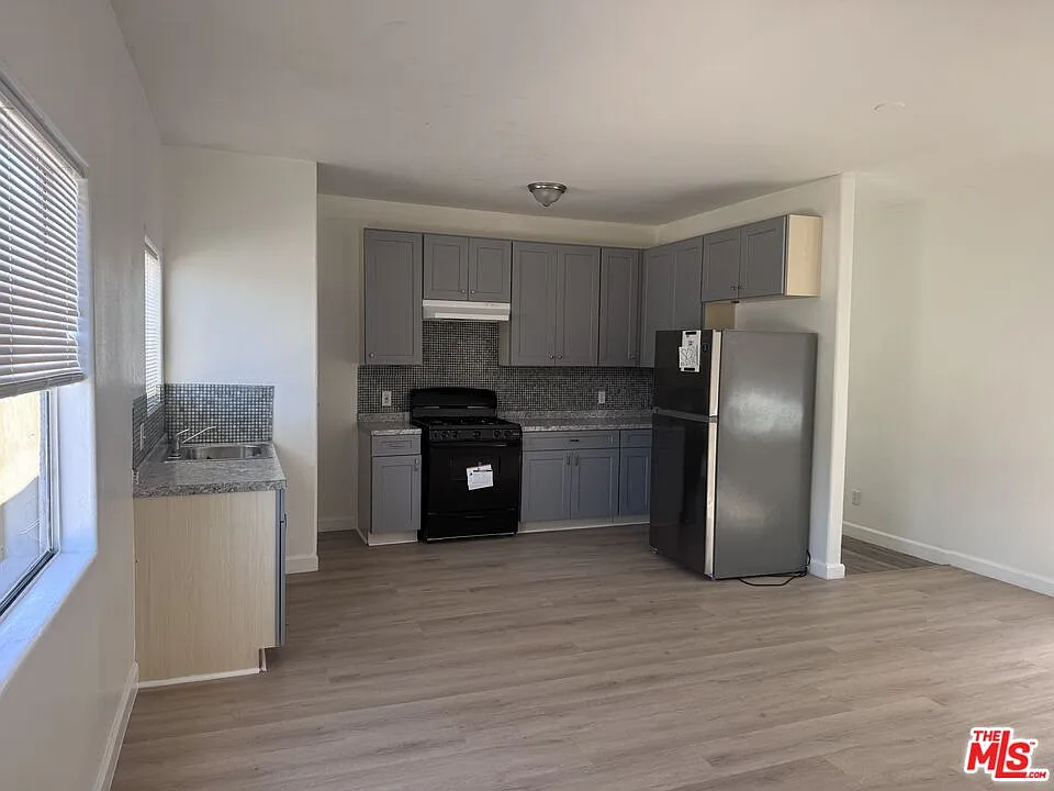 3 bed, 1.0 bath, 1095 sqft, $3,000 — Photo 3