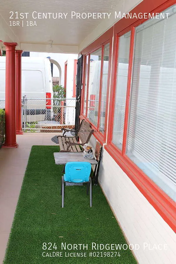 "Cozy Urban Retreat: Spacious 1-Bedroom Duplex in Vibrant LA Neighborhood" — Photo 3