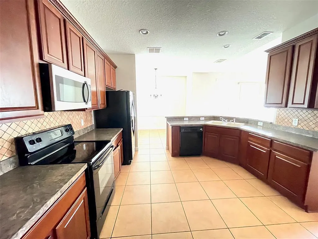4 bed, 2.5 bath, 2967 sqft, $2,495 — Photo 4