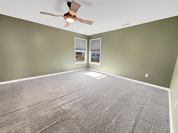 5th image of 774 Emerald Dr