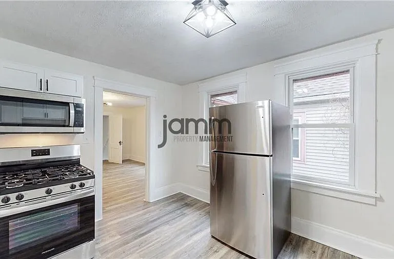 1851 W 52nd St #UPPER — Photo 10