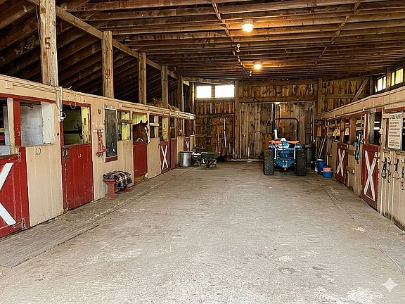 4th image of 995 N Farms Rd