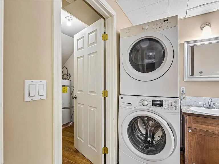 W/D located in powder bath on main level