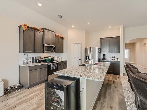 5th image of 2215 Dahlia Way