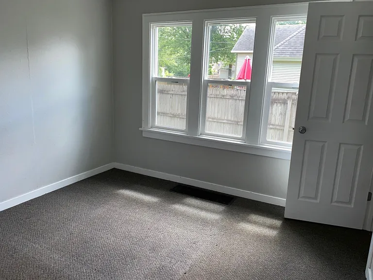 541 Putnam St — Photo 6