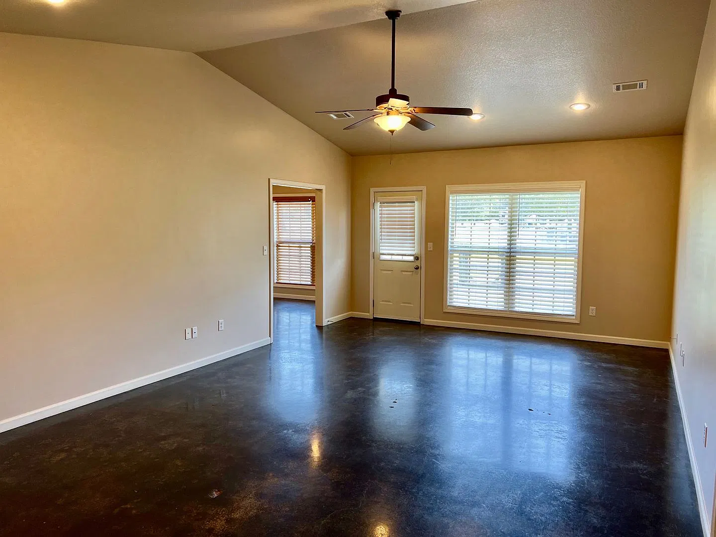 3 Bed, 2 Bath Brick Home with Two-Car Garage, Jetted Tub, and Fenced Yard — Photo 4