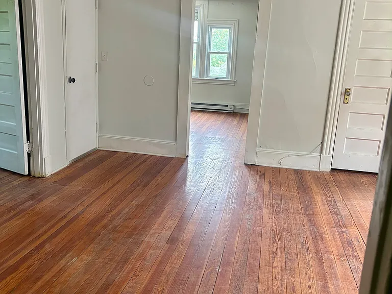 185 Monmouth Ave — Photo 4