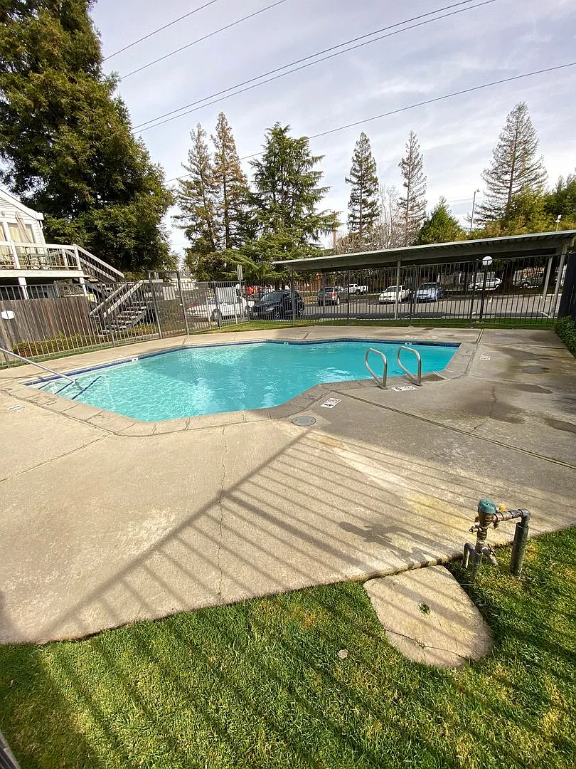 Building Photo - 1527 Hood Rd #E