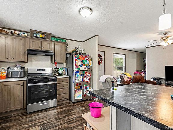 4th image of 425 Elm Dr