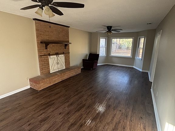 3rd image of 113 Greenbriar Trl