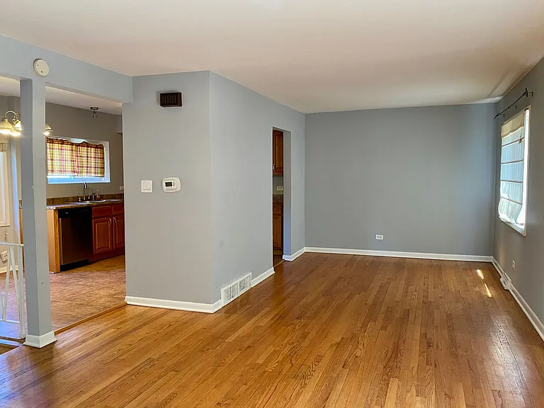1056 Des Plaines Ave — Photo 6