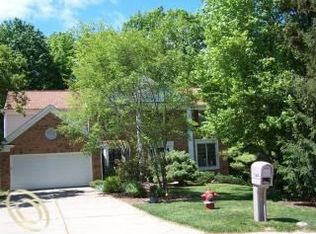 1349 Sandy Ridge Dr, Rochester Hills, MI 48306