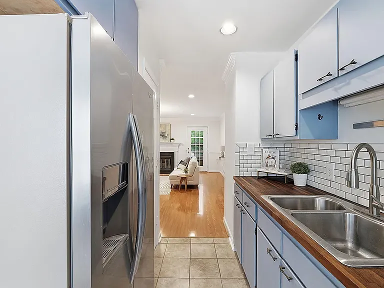 101 Thomas Ln #B1 — Photo 8