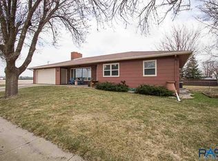 100 Ivy Ln, Harrisburg, SD 57032