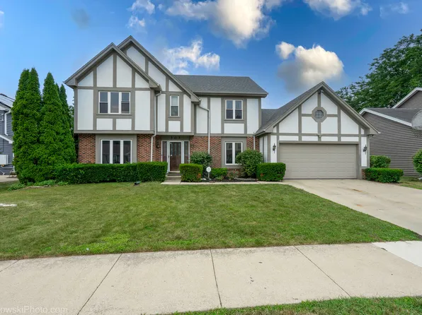 27W303 Chartwell Dr, Winfield, IL 60190