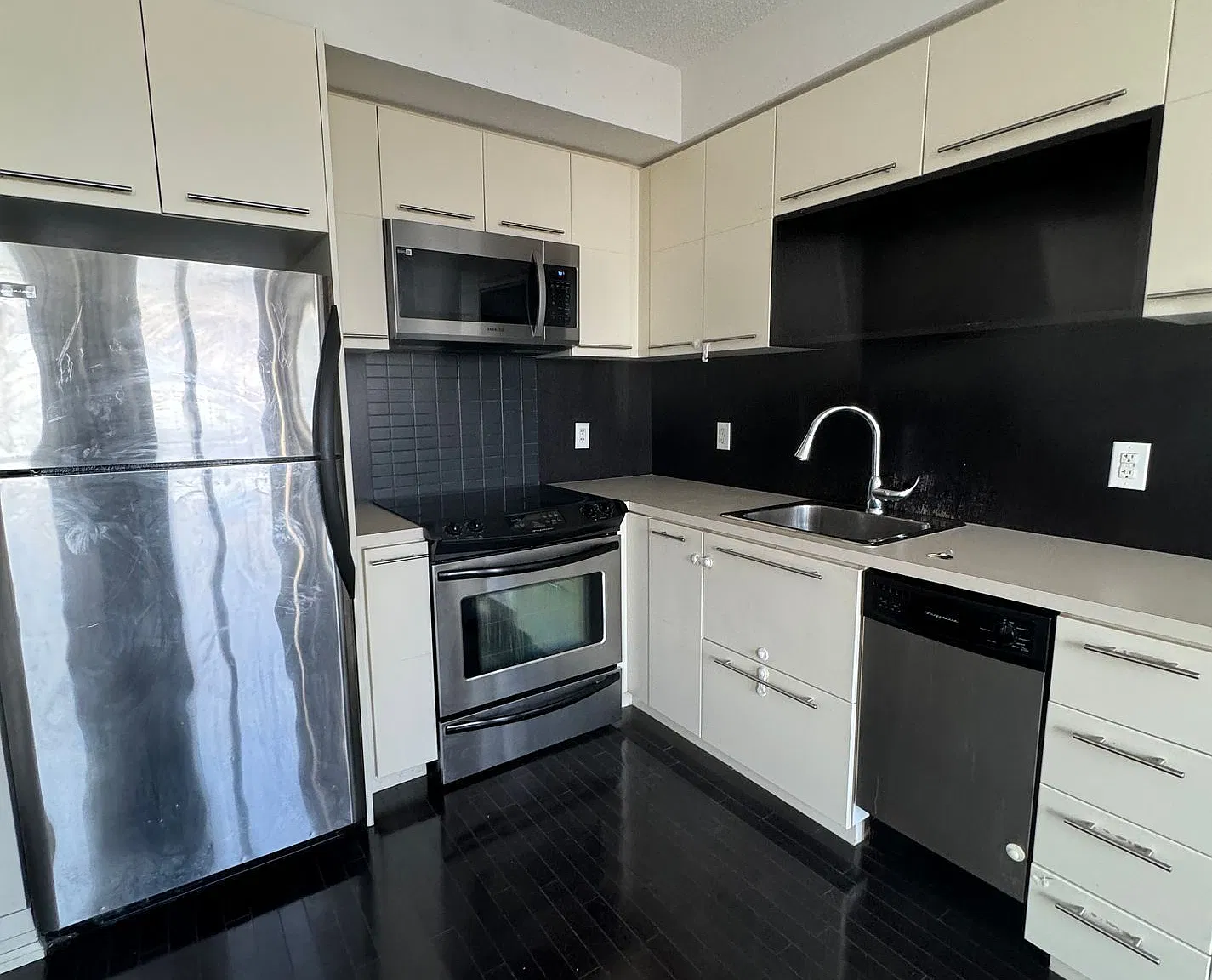 Studio, $2,000 — Photo 2